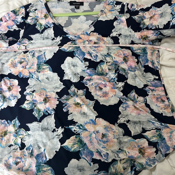 Karen Kane 1x size blouse blue with flowers beautiful pre-owned - Picture 8 of 10